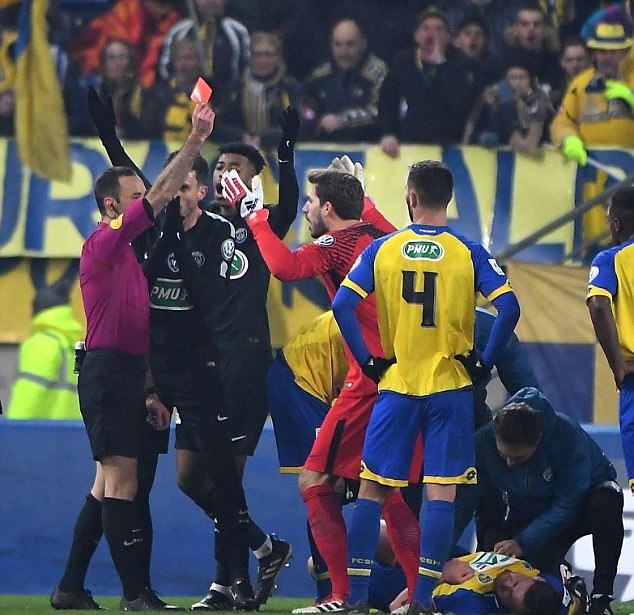 Kevin Trapp nhận thẻ đỏ trực tiếp khi cản phá tiền đạo Thomas Robinet.