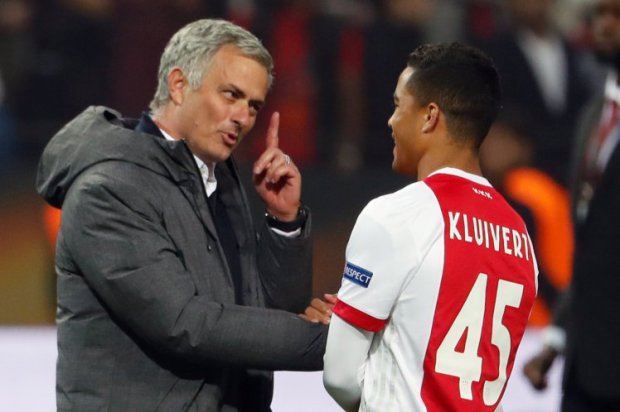 HLV Mourinho và Justin Kluivert.