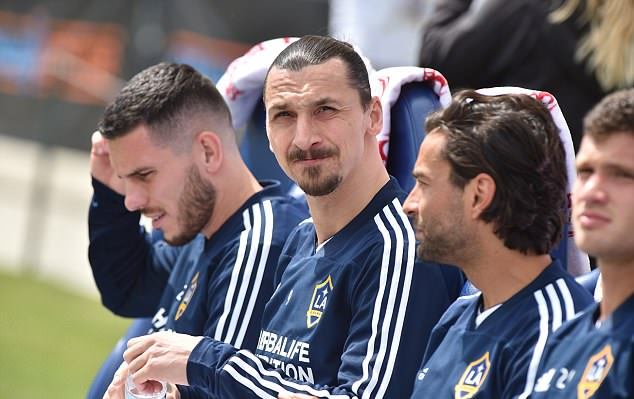 Ibra chỉ dự bị ở trận derby Los Angeles.