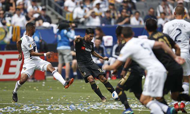 Vela đã lập cú đúp trong hiệp 1, trước khi Daniel Steres phản lưới nhà giúp Los Angeles FC dẫn trước La Galaxy 3-0 ở phút 48.