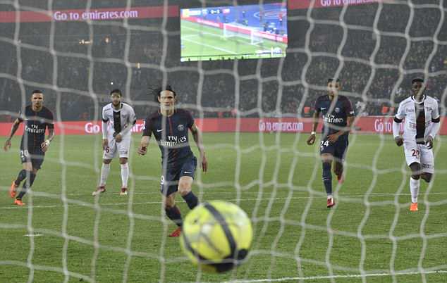 Cavani ghi bàn từ chấm 11m.