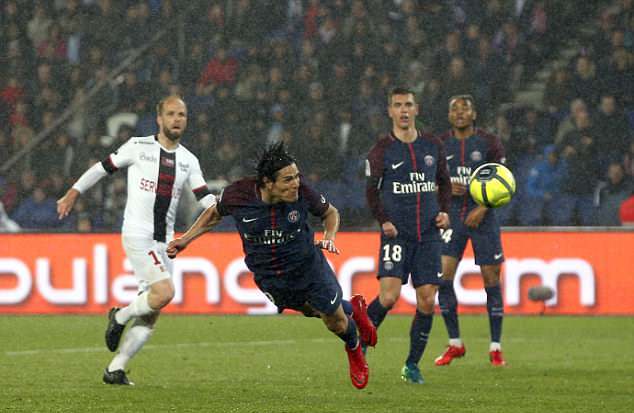 Pha bay người đánh đầu đẹp mắt của Cavani giúp PSG gỡ hòa 2-2.