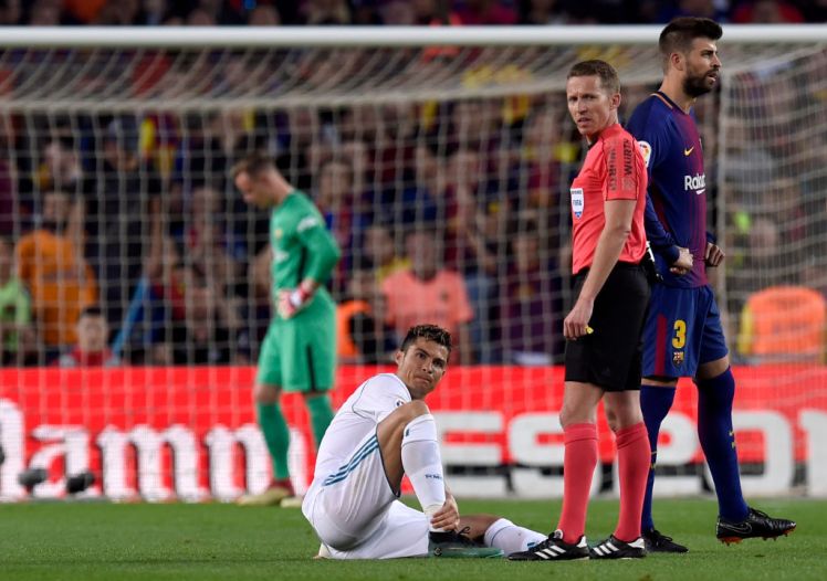 Ronaldo phải rời sân sau hiệp 1.