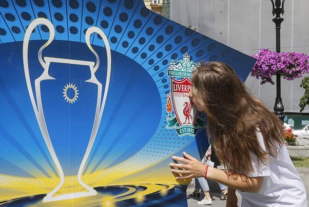 Một fan nữ xinh đẹp, cuồng nhiệt của Liverpool.