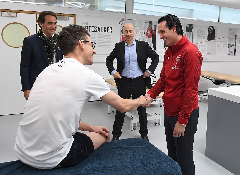 Vị chiến lược gia người Italia bắt tay Laurent Koscielny.