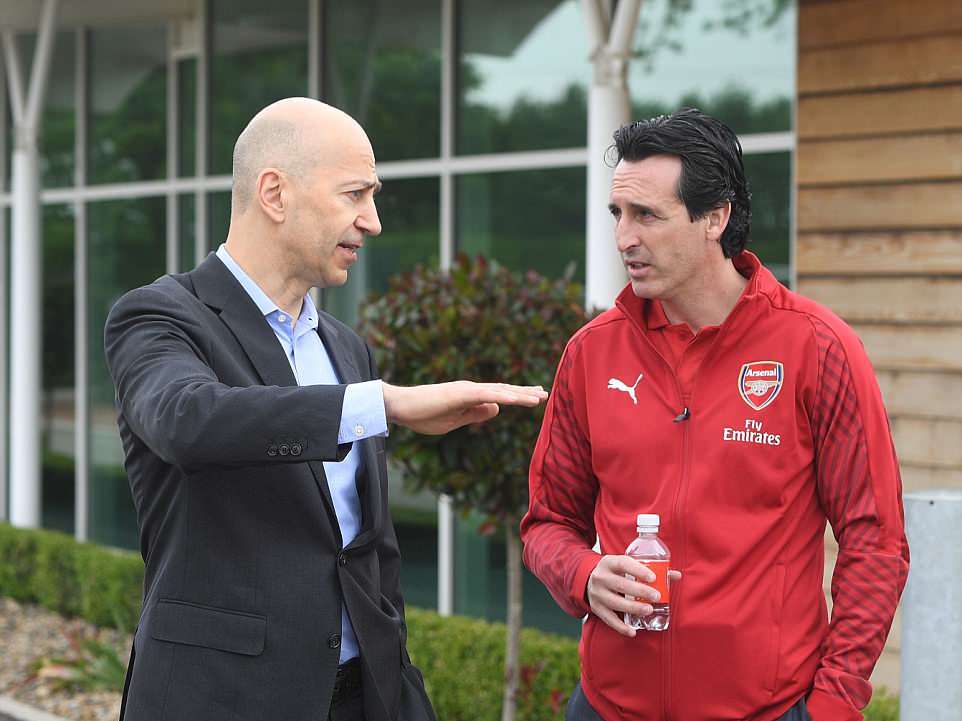 Giám đốc điều hành Gazidis sẽ có nhiều việc phải trao đổi với tân HLV Arsenal.