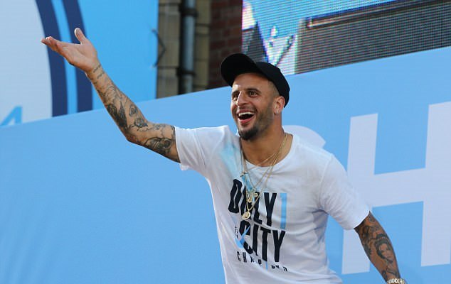Kyle Walker cũng là một người ưa thích xăm hình.