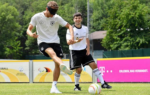 Ảnh bài viết Thomas Muller và Matthias Ginter so tài bịt mắt đá bóng