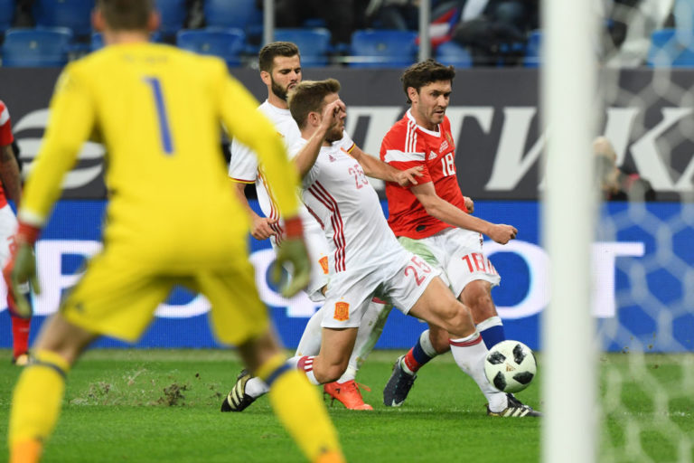 Hậu vệ trái: Yuri Zhirkov (Nga): Cựu cầu thủ Chelsea năm nay đã 34 tuổi, có 84 lần khoác áo ĐTQG. Zhirkov đang chơi ấn tượng trong màu áo Zenit.