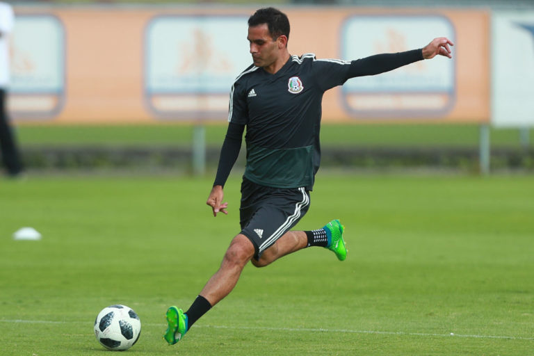 Tiền vệ phòng ngự: Rafael Marquez (Mexico): Marquez năm nay đã 39 tuổi, ra mắt ĐTQG từ năm 1997. Anh đã có 143 lần khoác áo Mexico và sẽ trở thành cầu thủ thứ 3 góp mặt ở 5 kì World Cup, sau Antonio Carbajal huyền thoại người Đức, Lothar Matthaus.