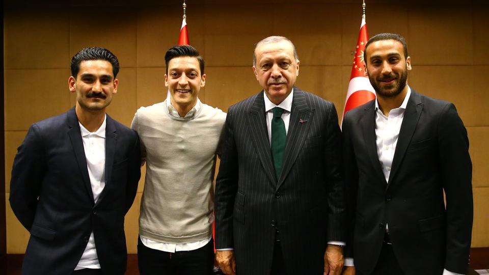 Ảnh bài viết Stefan Effenberg muốn tuyển Đức loại cả Ozil lẫn Gundogan