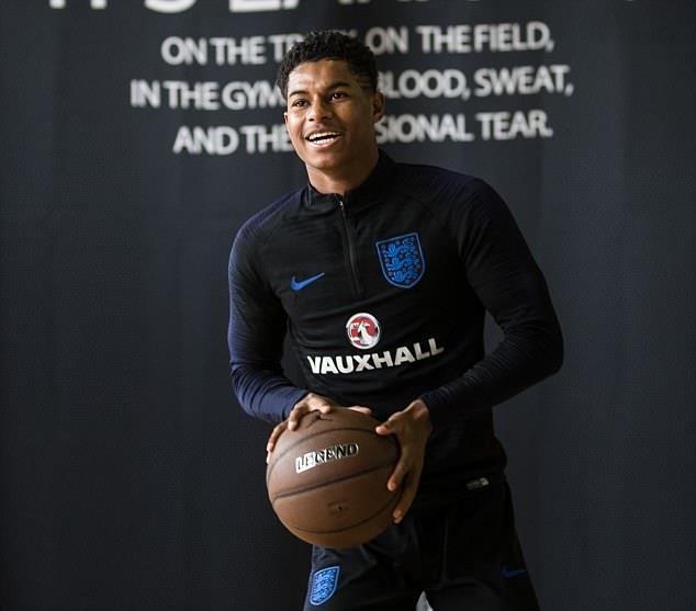 Ảnh bài viết Đội tuyển Anh phấn khích thử sức với môn bóng rổ