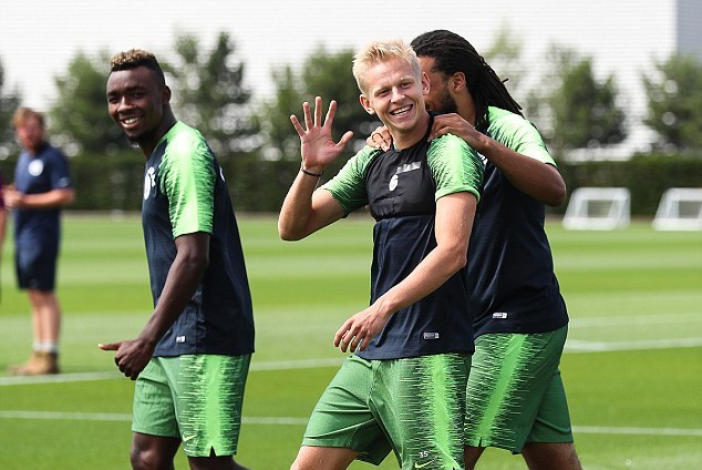 Oleksandr Zinchenko đầy hứng khởi trong buổi tập.