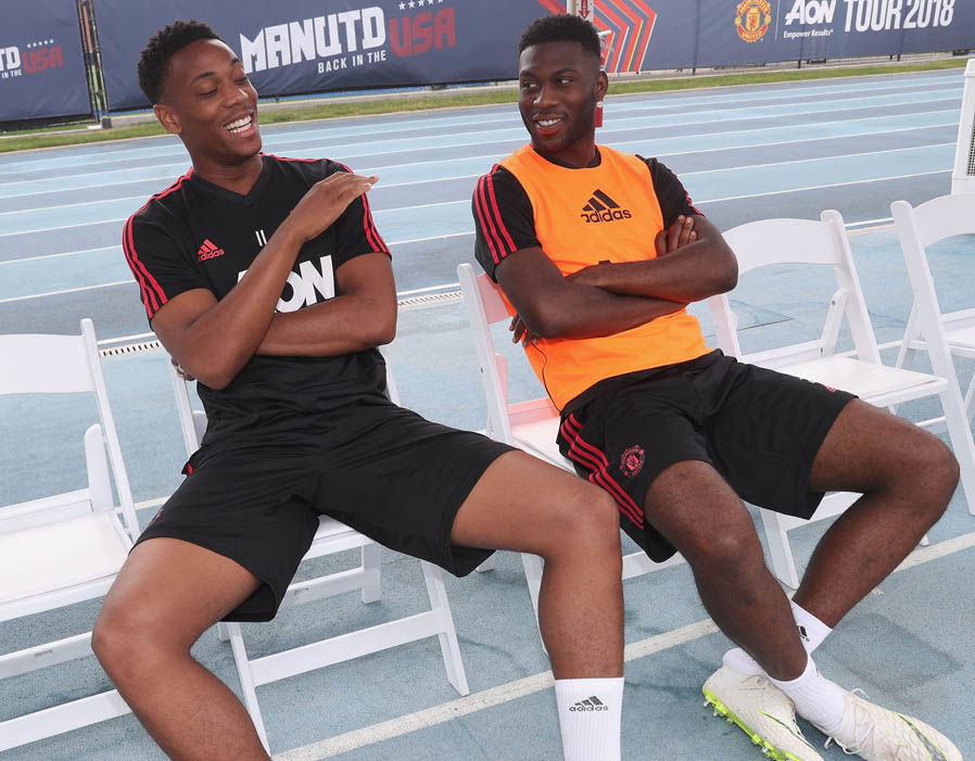 Martial vẫn cười tươi dù đã có nhiều tin đồn cho rằng anh đang tìm đường rời Old Trafford.