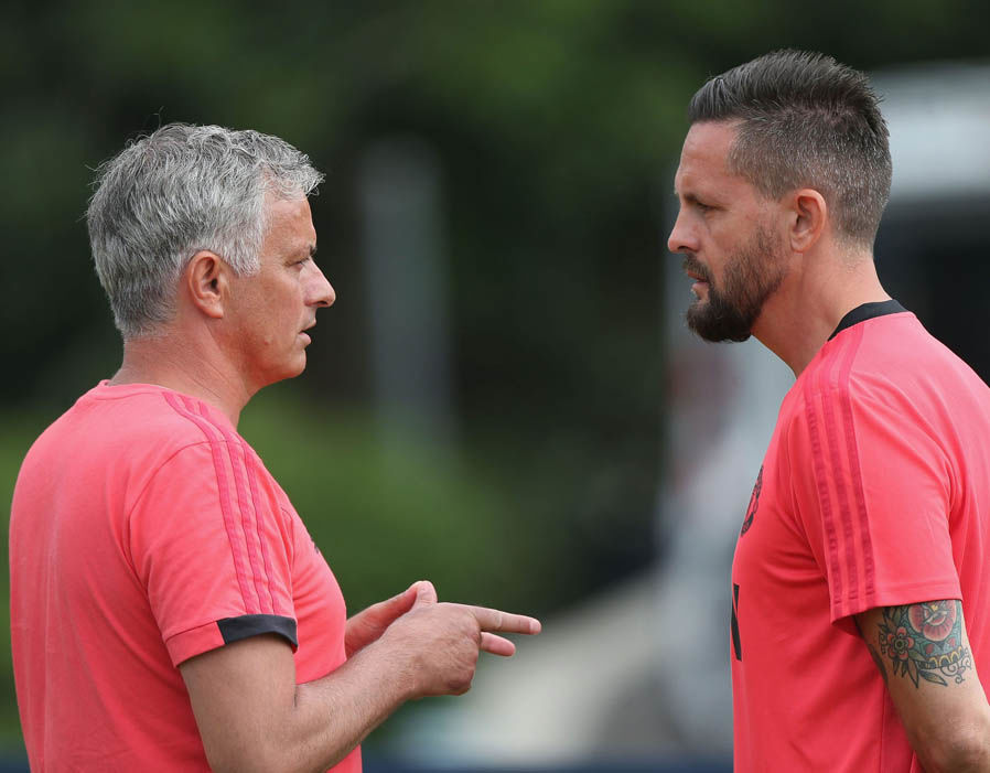 Ảnh bài viết Mourinho 'đàm đạo' với nhân tố mới toanh trong buổi tập của MU