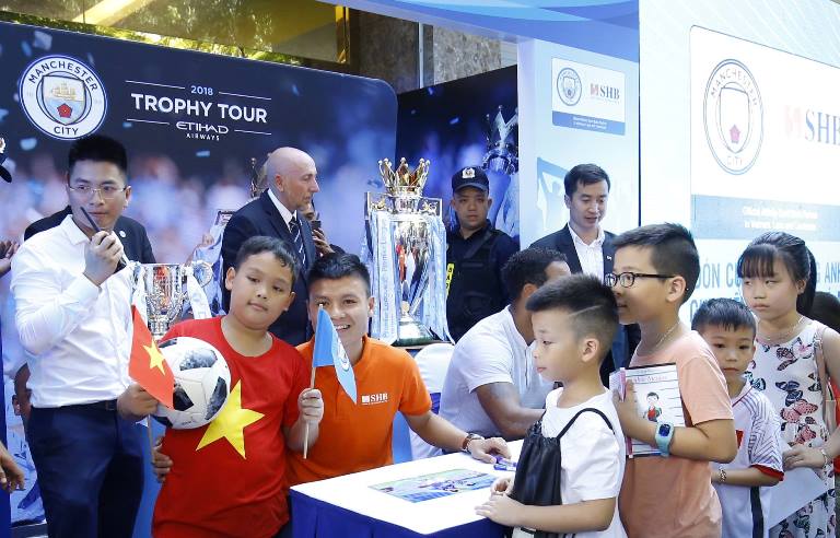 Các fan nhí xếp hàng để chụp hình cùng Quang Hải.