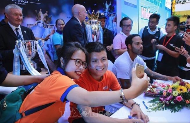 Một fan nữ may mắn được chụp selfie với Quang Hải.