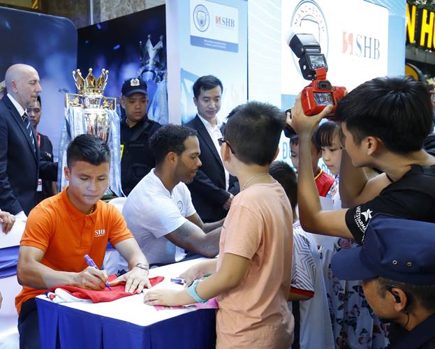 Quang Hải khiến Lescott mờ nhạt.