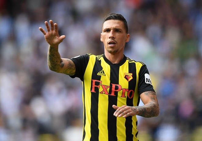 Holebas thi đấu chói sáng trong màu áo Watford.