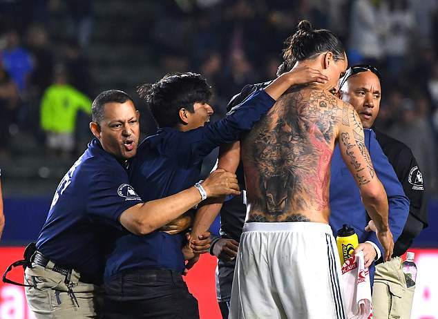 Ảnh bài viết Lập cú đúp cho La Galaxy, Ibrahimovic cởi áo khoe hình xăm cực chất
