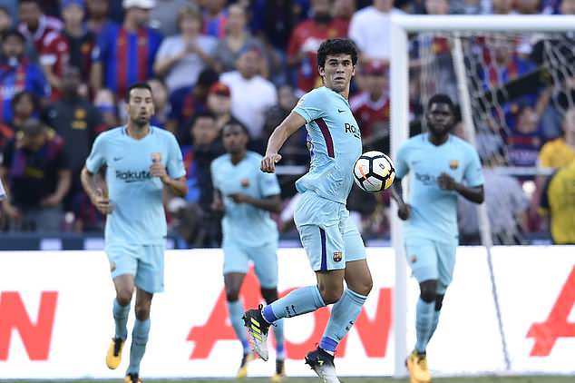 Tiền vệ phải Carles Alena — Barcelona (20)