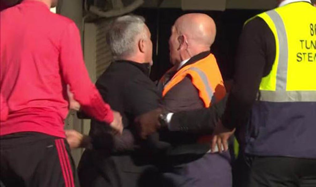 Sau đó, HLV Mourinho đã nổi nóng đòi đòi ăn thua đủ, dù Marco Ianni đã đi xuống đường hầm.