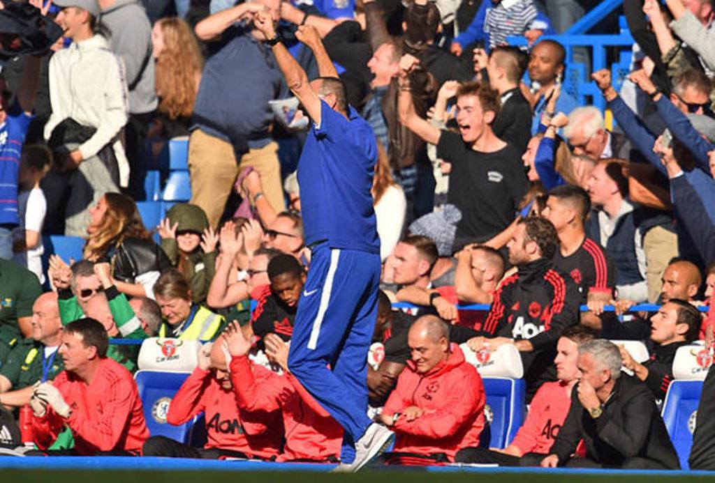 HLV Mourinho ban đầu rất điềm tĩnh dù Man Utd bị thủng lưới ở phút bù giờ.