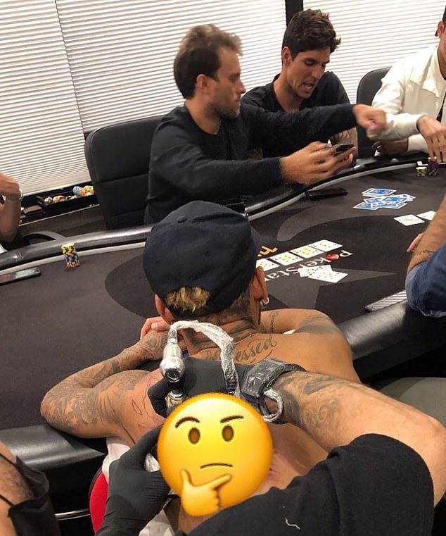 Neymar là người rất thích xăm mình.