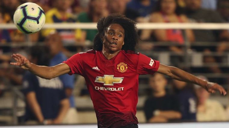 Tiền vệ phải: Tahith Chong.
