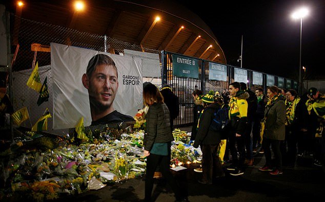 Rất nhiều người vẫn đang cầu nguyện và chờ đợi phép màu xảy đến.