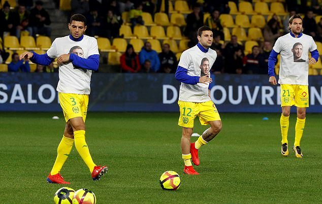 Các cầu thủ mang áo có hình Sala trước khi bước vào trận đấu.