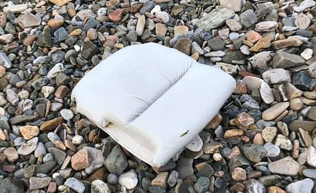 Chiếc ghế này, được cho là của máy bay chở Sala dạt vào một bãi biển ở Pháp.