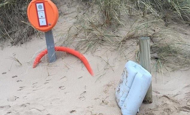 Hai chiếc ghế được tìm thấy trên một bãi biển gần bán đảo Cotentin ở Normandy.