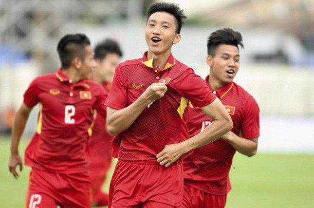 Hậu vệ trái: Văn Hậu.