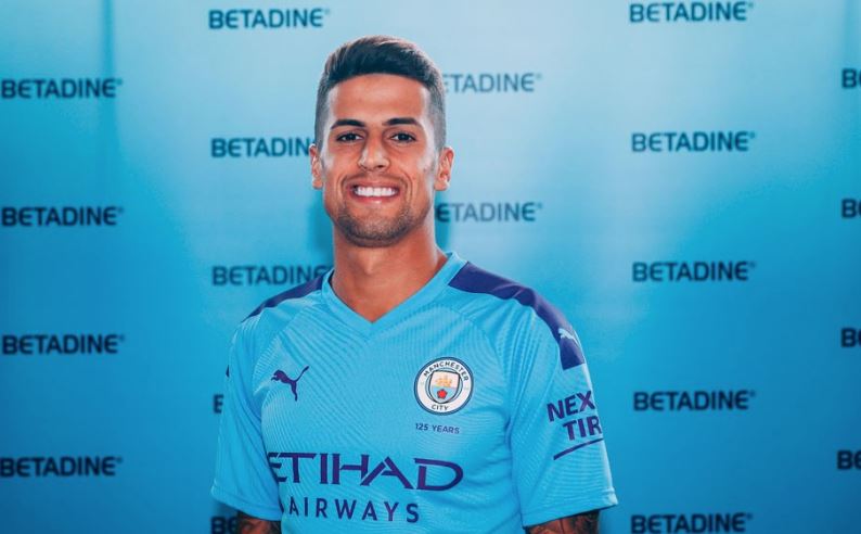 Mùa này, dưới sự dẫn dắt của Pep Guardiola, anh đang được xem là sự lựa chọn hàng đầu ở tuyến phòng ngự và được kỳ vọng sẽ giúp Man City đạt thứ hạng cao tại EPL.