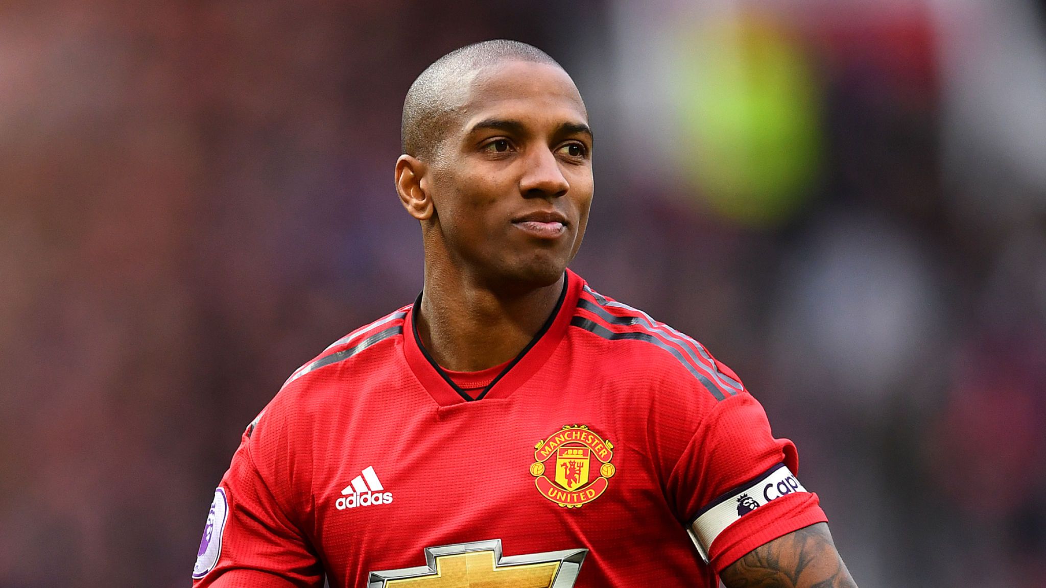 Hậu vệ phải: Ashley Young.