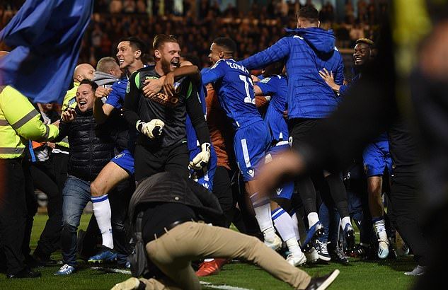 Cổ động viên Colchester United thậm chí còn tràn vào sân ăn mừng với chiến tích này.