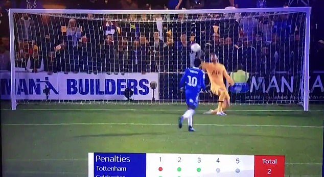 Thủ thành Tottenham dễ dàng cản phá.