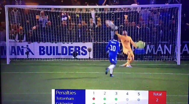 Một trong những pha bắt penalty dễ nhất sự nghiệp của Paulo Gazzaniga.