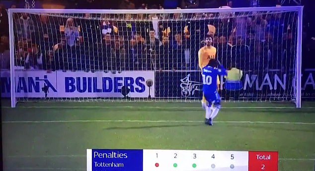 Còn trang Daily Mail thì gọi đây là pha đá panenka tệ hại nhất.