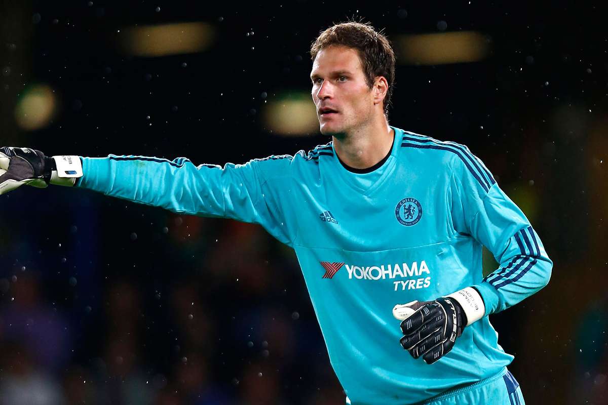 Thủ thành Asmir Begovic lúc còn khoác áo Chelsea, hiện tại, anh đang đầu quân cho đội bóng ở giải hạng dưới, Queens Park Rangers.