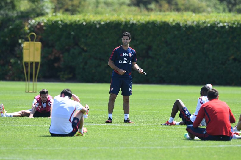 Thầy trò HLV Mikel Arteta tập luyện tại London Colney. Premier League sẽ trở lại vào ngày 16 tháng 6. Đó cũng là ngày Arsenal đụng độ Man City sau 3 tháng không thi đấu vì COVID-19. Vào lúc này, Pháo thủ đang xếp thứ 9 trên BXH với 40 điểm sau 28 vòng đấu. Họ đang đá ít hơn đội top 4 Chelsea 1 trận và kém 8 điểm. Cơ hội dự Champions League mùa tới của thầy trò HLV Mikel Arteta vẫn còn đó.