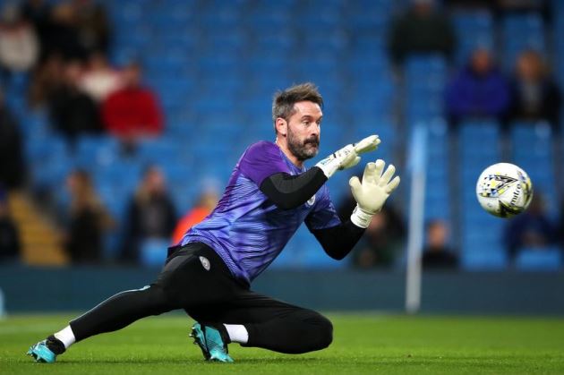 Scott Carson sẽ tiếp tục là thủ môn dự phòng tại Man City.