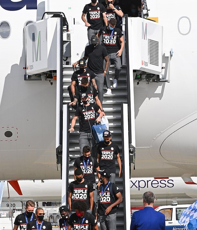 Bayern xuống sân bay tại Munich với chiếc áo đặc biệt kỉ niệm cú ăn 3 đáng nhớ. Lần gần nhất họ đạt được kỳ tích này là dưới thời Jupp Heynckes vào năm 2013.