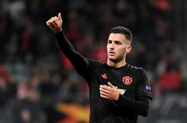 Hậu vệ phải: Diogo Dalot. Dalot rời Porto đến Man Utd năm 2018 với mức phí 19 triệu bảng khi mới 19 tuổi, nhưng anh đã phải vật lộn để gây ấn tượng và hiện đang được cho mượn tại AC Milan.