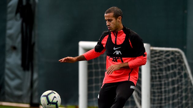 Trong buổi tập ở Melwood, Liverpool cũng chào đón sự trở lại của Thiago Alcantara. Thiago gặp vấn đề sau tình huống vào bóng thô bạo của Richarlison bên phía Everton nhưng giờ đã hồi phục.