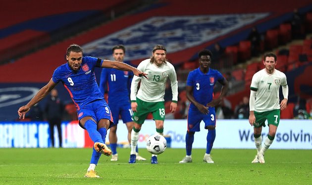 Trên chấm 11m phút 56, Dominic Calvert-Lewin không mắc sai lầm nào giúp tuyển Anh có bàn thắng thứ 3.