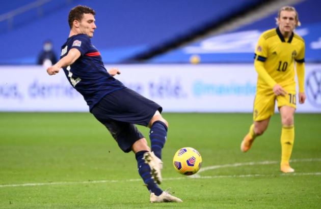 ĐT Pháp tấn công mạnh mẽ hơn sau đó. Và phút 36, Benjamin Pavard tung cú volley vào góc xa, giúp đội chủ nhà vươn lên dẫn trước.