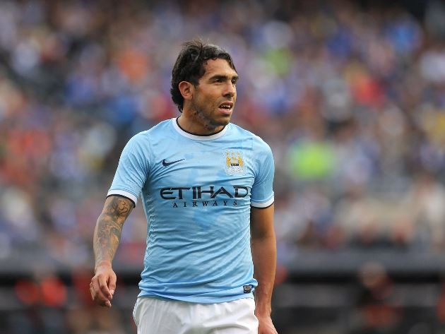 10. Tiền đạo: Carlos Tevez có nguồn sức mạnh như vô hạn, khả năng săn bàn tuyệt vời, đa dạng.