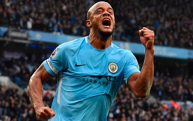 2. Trung vệ: Vincent Kompany là đội trưởng của Man City giai đoạn 2011-2019. Tại đây, anh đã góp công lớn giúp CLB giành đến 4 danh hiệu Premier League.